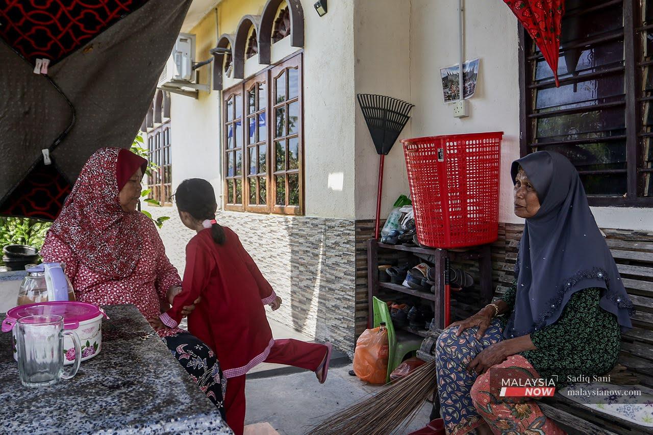 Fatimah Kassim (left) and Kamsiah Joned tell of the challenges they face each time their village of Kampung Sungai Putat floods.