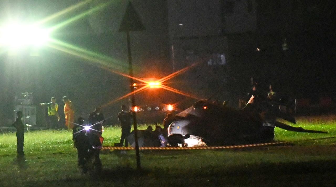 Seorang juruterbang Tentera Udara Diraja Malaysia (TUDM) maut sementara seorang lagi cedera dalam nahas pesawat Hawk 108 di kawasan landasan Pangkalan Udara Butterwoth, Pulau Pinang, malam tadi. Gambar: Bernama