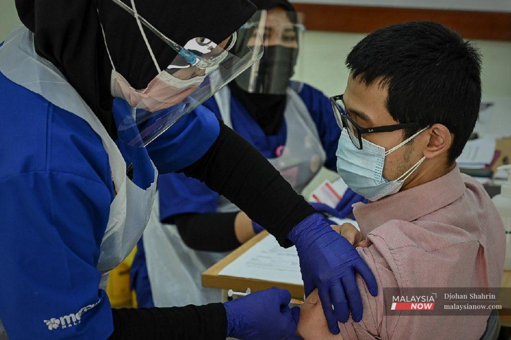 Sebelum ini, hanya vaksin Pfizer digunakan untuk dos vaksinasi penggalak.