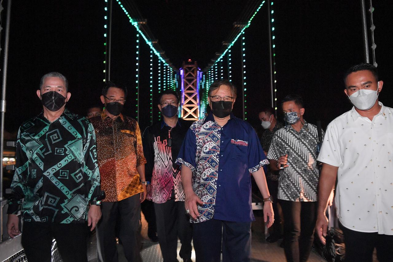 Sarawak Chief Minister Abang Johari Openg (centre) with other leaders at the officiating ceremony of the Satok suspension bridge in Kuching today. Photo: Bernama