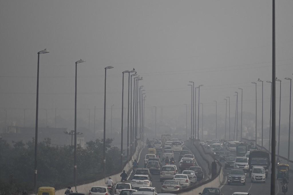 Commuters drive along a road amid heavy smog conditions in New Delhi on Nov 11. Photo: AFP