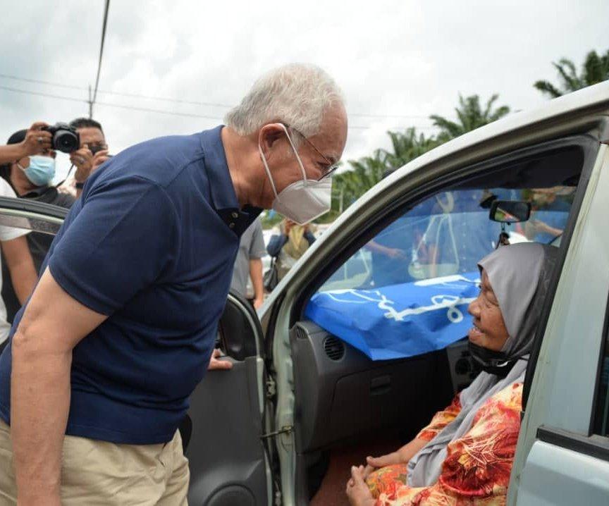 Najib Razak beramah mesra dengan salah seorang penyokong Umno di Melaka baru-baru ini. Gambar: Facebook