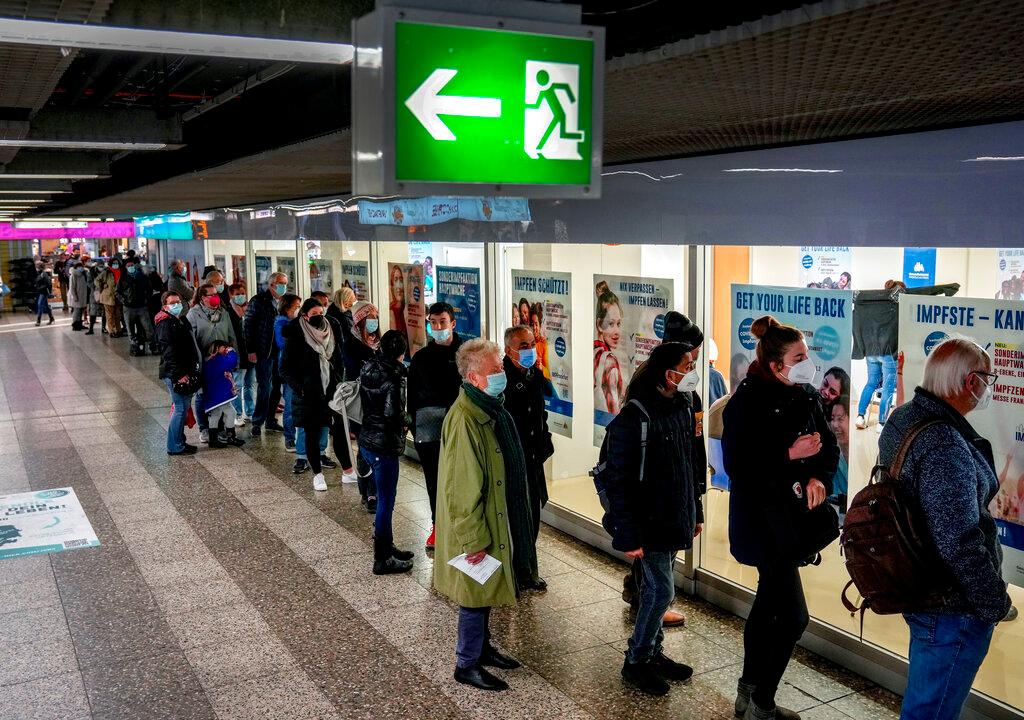 People queue in front of a small vaccination centre of the local health department in Frankfurt, Germany, Nov 15. Photo: AP