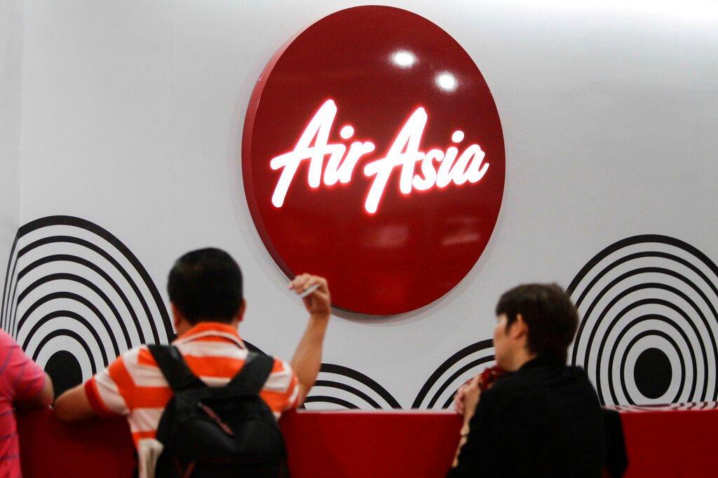 Pelanggan AirAsia di tiket kaunter syarikat penerbangan murah untuk urusan tiket. Gambar: AP