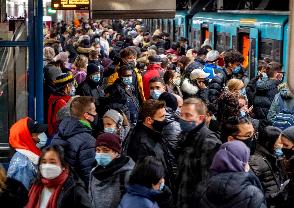 People wearing face masks stand close together as they wait for a subway train in Frankfurt, Germany, in this Dec 2, 2020 file picture. Photo: AP
