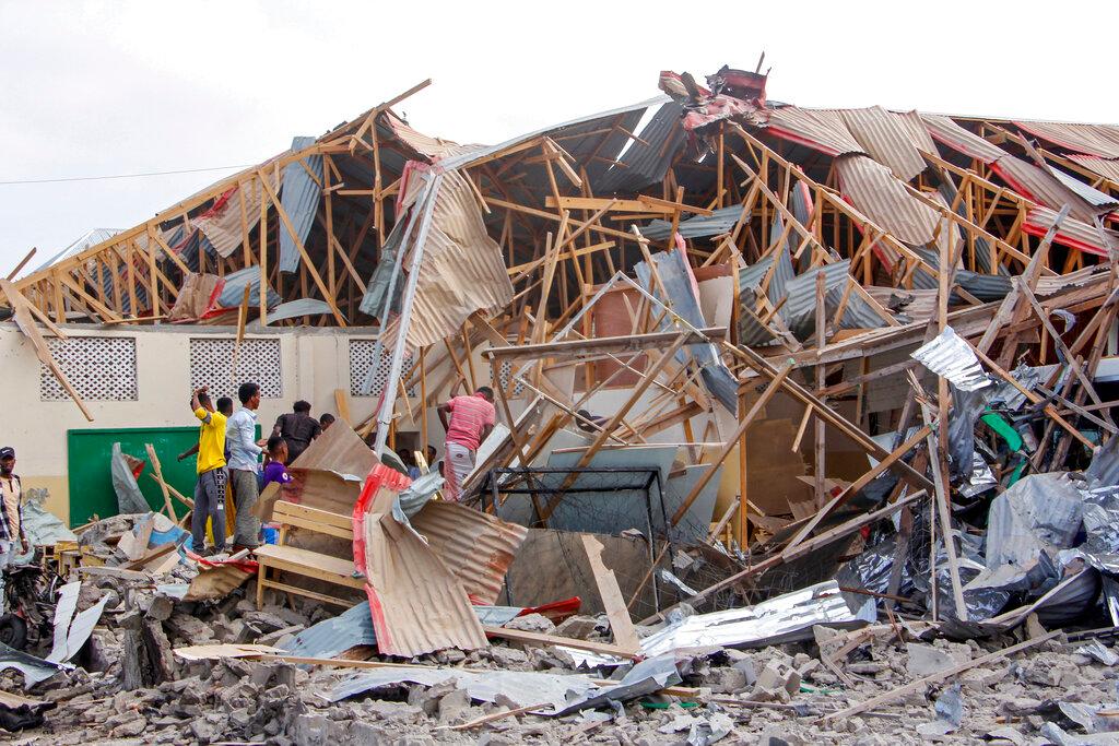 People search for bodies at the scene of a blast in Mogadishu, Somalia, Nov 25. Photo: AP