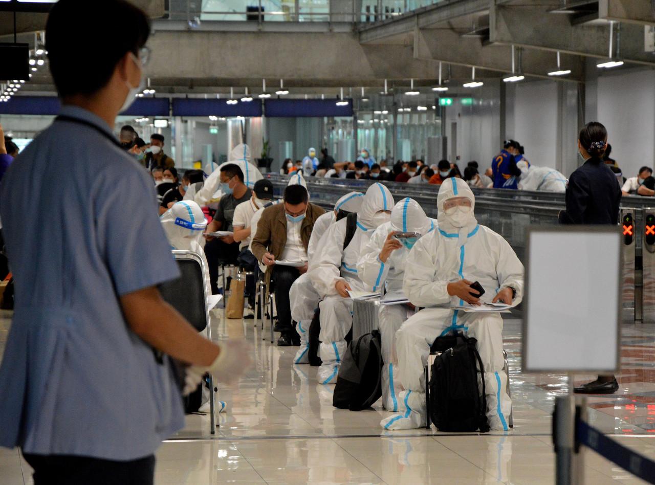 Pengunjung memakai pakaian perlindungan diri (PPE) sedang menunggu giliran untuk semakan dokumen di Lapangan Terbang Suvarnabhumi di Bangkok, Thailand pada 1 November, 2021. Gambar: Bernama