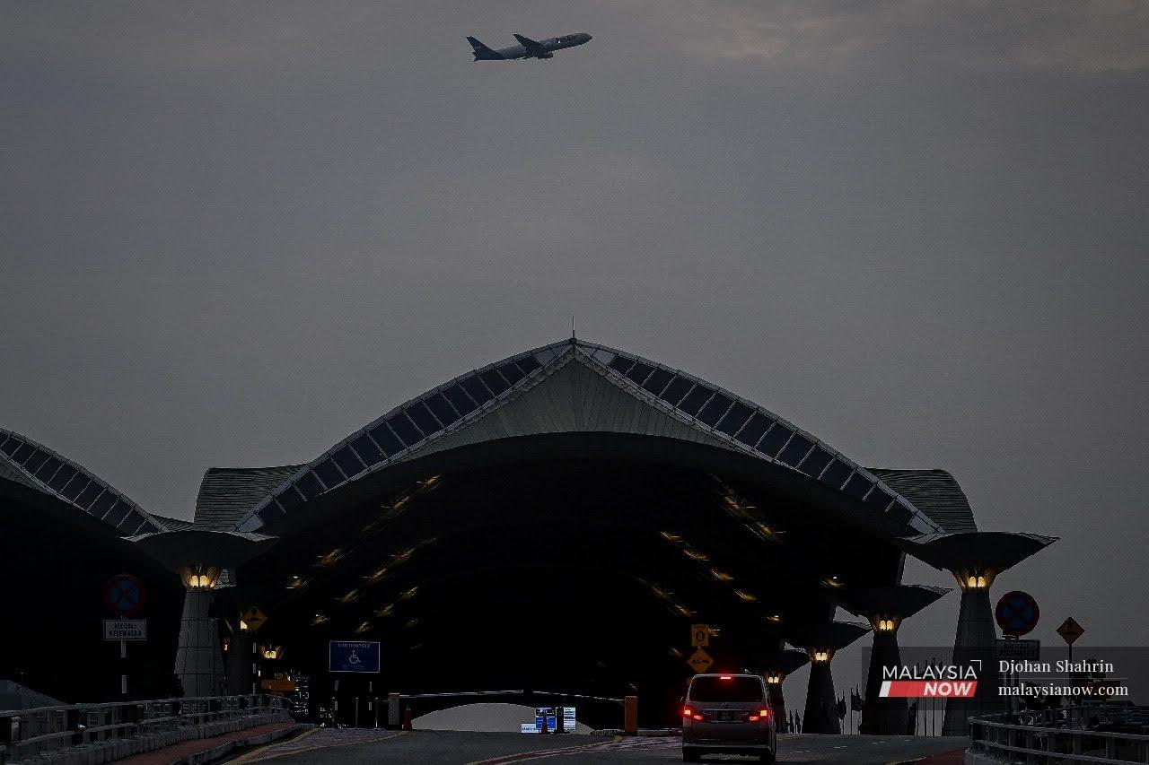 Sebuah kapal terbang kelihatan berlepas di Lapangan Terbang Antarabangsa Kuala Lumpur, Sepang.