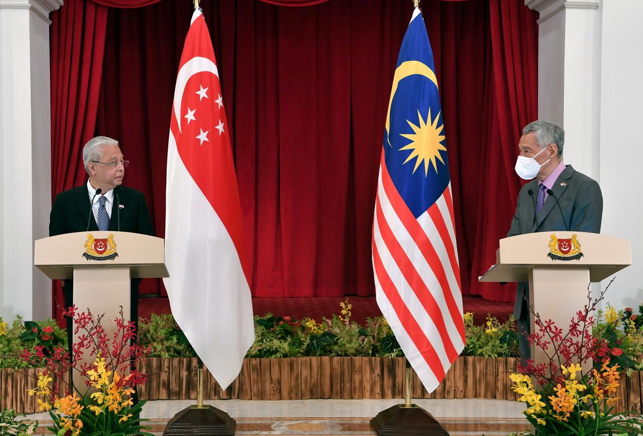 Prime Minister Ismail Sabri Yaakob and his Singapore counterpart Lee Hsien Loong hold a joint press conference in the island republic today. Photo: Bernama