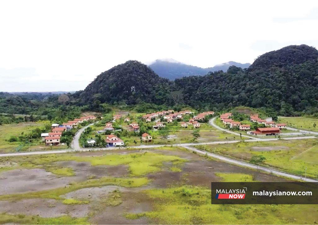 Pemandangan dari udara kawasan Skim Penempatan Semula Bengoh (BRS) di Padawan, Sarawak. Ia adalah penempatan bagi kira-kira 200 keluarga Bidayuh yang berpindah ke kawasan itu beberapa tahun lalu.