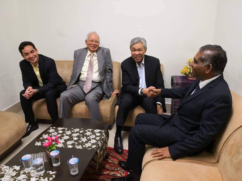 Irwan Serigar Abdullah (kanan) ketika pertemuan mesra bersama bekas bosnya, Najib Razak dan Presiden Umno Ahmad Zahid Hamidi di Mahkamah Tinggi Kuala Lumpur, sambil anak Najib, Norashman Najib (kiri) memerhatikan. Irwan, bekas ketua setiausaha perbendaharaan, dikatakan memperoleh RM200,000 setiap bulan, menurut buku baru Dr Mahathir Mohamad. Gambar: Facebook