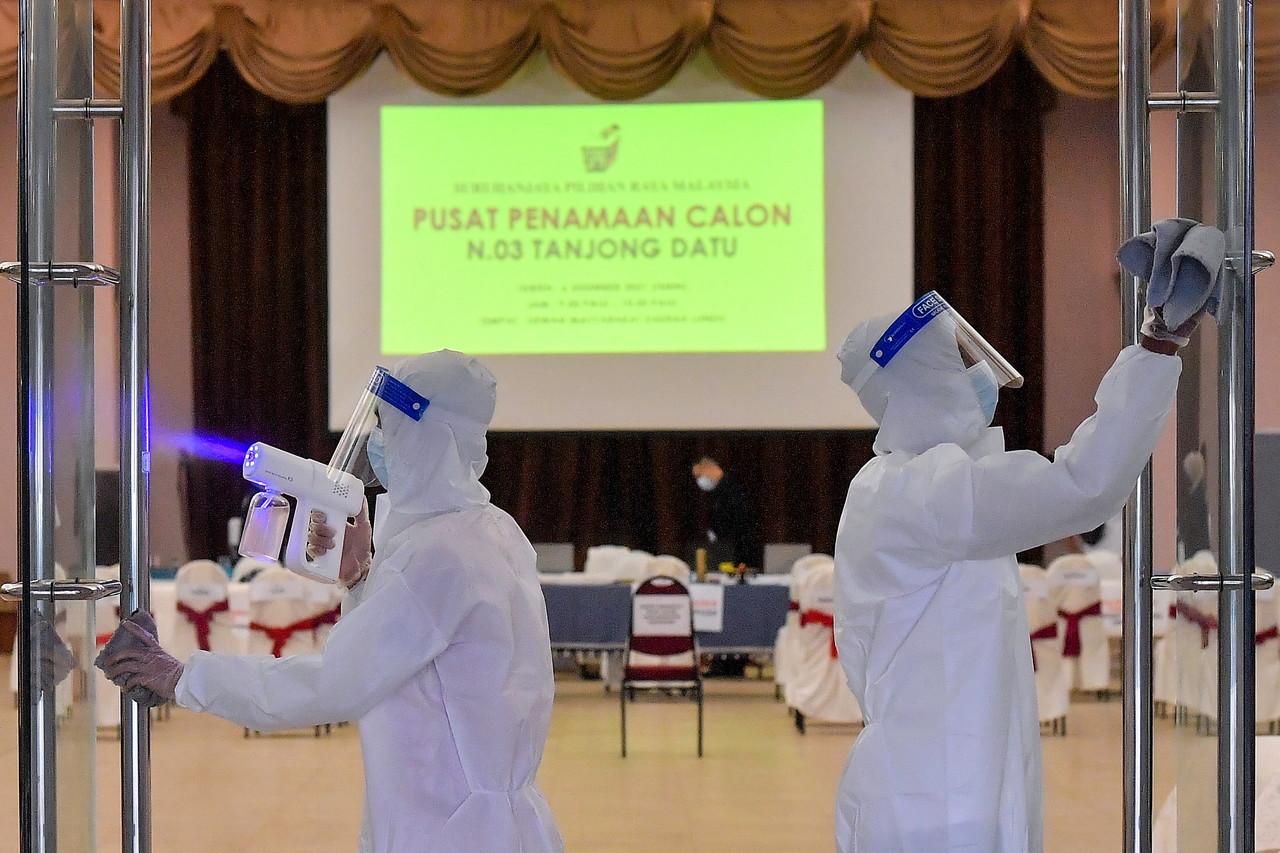 Pekerja kontraktor yang dilantik Suruhanjaya Pilihan Raya (SPR) melakukan kerja sanitasi sebelum dewan penamaan calon dibuka pada PRN Johor tahun lalu. Gambar: Bernama