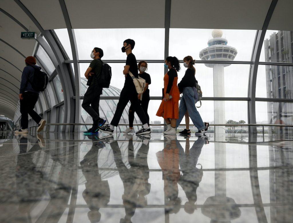 Orang ramai memakai pelitup muka di Lapangan Terbang Antarabangsa Changi, Singapura bagi mengelak daripada jangkitan Covid-19. Gambar: Reuters