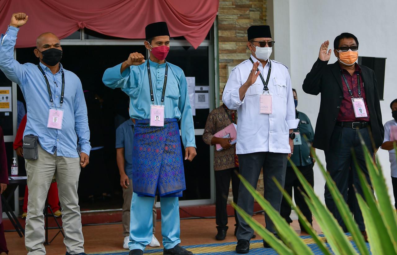 Sarawak Chief Minister Abang Johari Openg (second right) with the three other candidates for the Gedong state seat: (from right) Amanah's Kamal Bujang, Mohamad Sofian Fariz Sharbini of Parti Sarawak Bersatu and Tomson Ango of Parti Bumi Kenyalang. Photo: Bernama