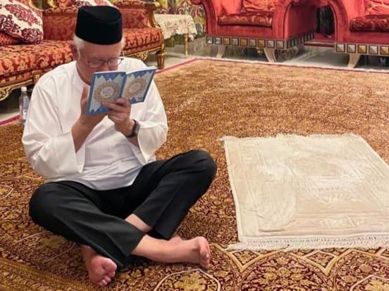 Najib Razak membaca satu surah dari Al-Quran di rumahnya dan mengajak semua penyokongnya untuk turut serta dalam talian menjelang keputusan rayuannya esok. Gambar: Facebook