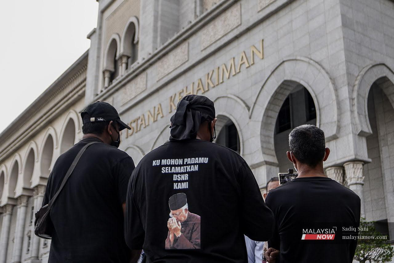 Supporters of former prime minister Najib Razak wait in front of Istana Kehakiman in Putrajaya where the Court of Appeal delivered its verdict today on his SRC International appeal.