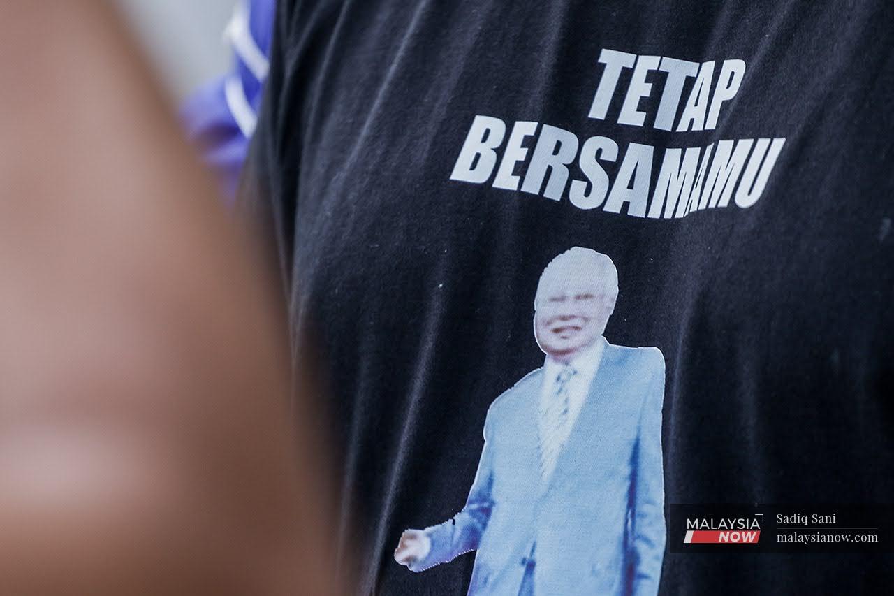 Baju yang dipakai penyokong Najib Razak yang berkumpul di Istana Kehakiman, Putrajaya hari ini.