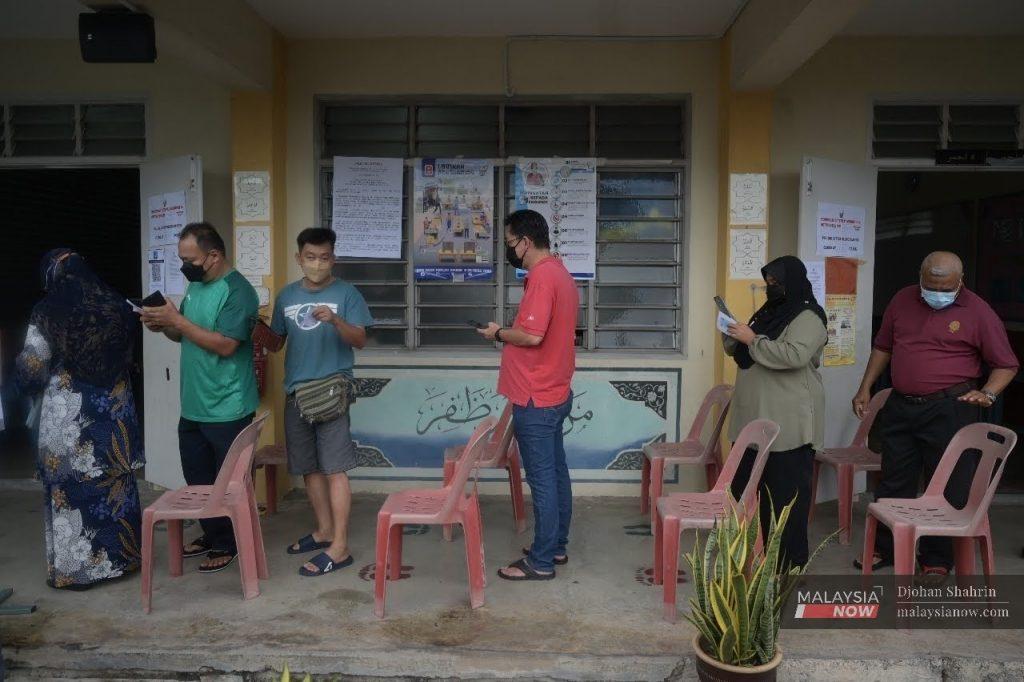 Pengundi berbaris untuk memb uang undi ketika Pilihan Raya Negeri Melaka bulan lalu.