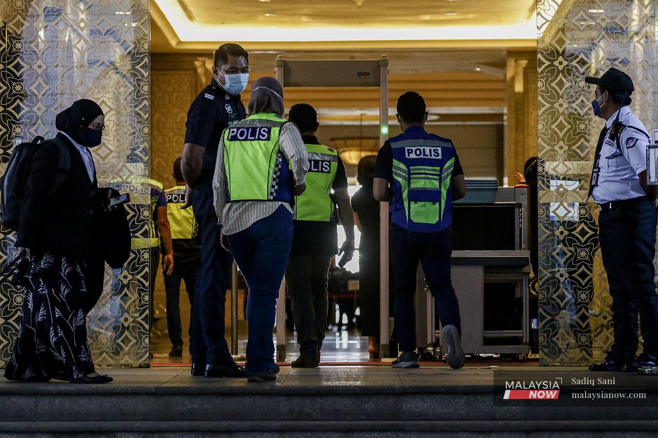 Police officers enter Istana Kehakiman in Putrajaya to conduct a survey of the complex ahead of Najib Razak's arrival for the verdict of his appeal against his conviction and sentence in the SRC International case.