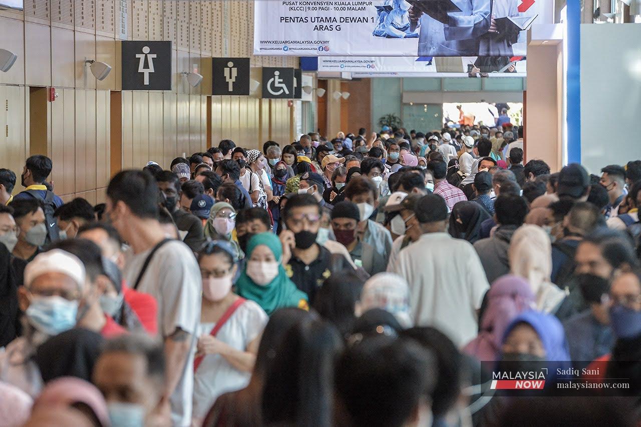 Long queues form at the Kuala Lumpur Convention Centre as people rush to take advantage of the offer by the police of an 80% discount for traffic summonses from today until Dec 12 in conjunction with the 100-day Aspirasi #Keluarga Malaysia programme.