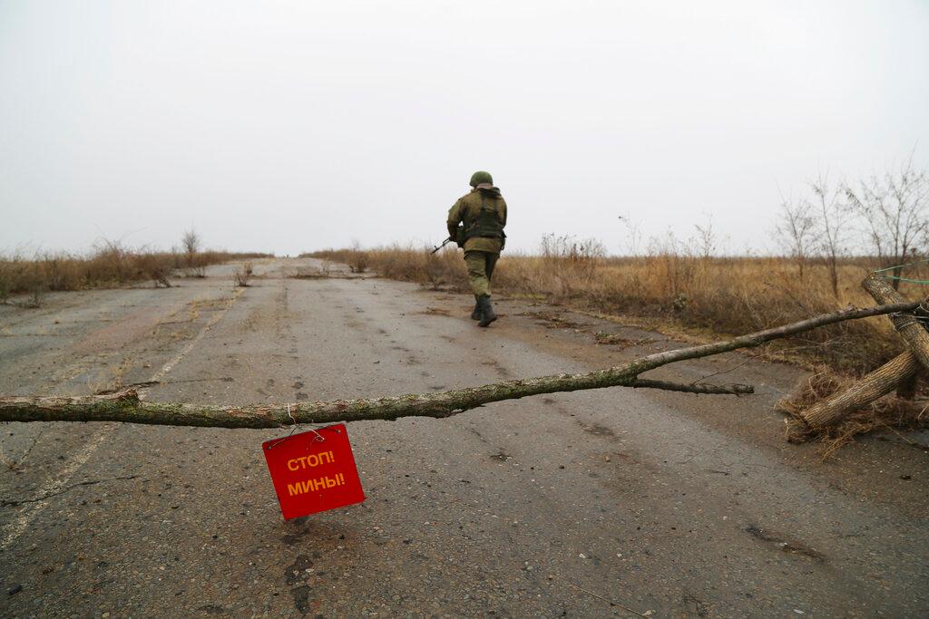 A serviceman walk on a road at the line of separation near Sentianivka, Luhansk region, controlled by Russia-backed separatists, eastern Ukraine, Dec 9. Photo: AP