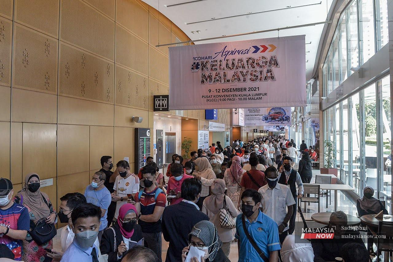 Long queues form at the Kuala Lumpur Convention Centre as people rush to take advantage of the offer of an 80% discount for traffic summonses in conjunction with the 100-day Aspirasi #Keluarga Malaysia programme yesterday.