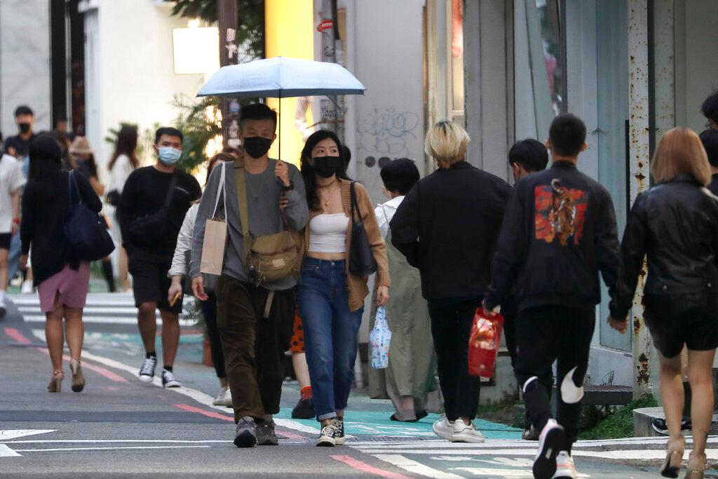 People wear face masks to protect against the spread of Covid-19 in a popular shopping district in Taipei, Taiwan, Oct 31. Photo: AP