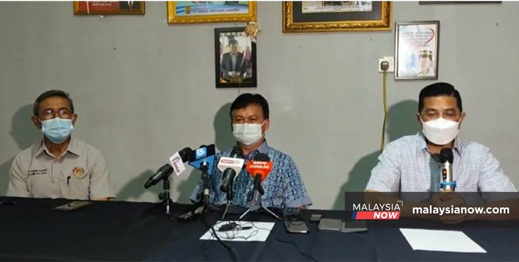 Ali Biju (tengah) bersama dua lagi pimpinan Bersatu Mohamed Azmin Ali (kanan) dan Rashid Hasnon (kiri) dalam sidang media di Saratok hari ini.
