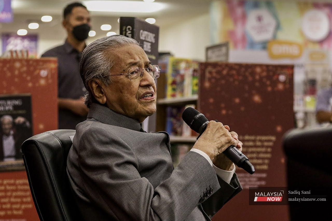 Dr Mahathir Mohamad dalam sesi pelancaran memoirnya 'Capturing Hope: The Struggle Continues for a New Malaysia' di MidValley, Kuala Lumpur hari ini.