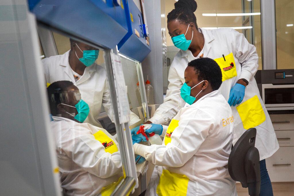 Medical scientists prepare to sequence Covid-19 Omicron samples at the Ndlovu Research Center in Elandsdoorn, South Africa, Dec 8. Photo: AP