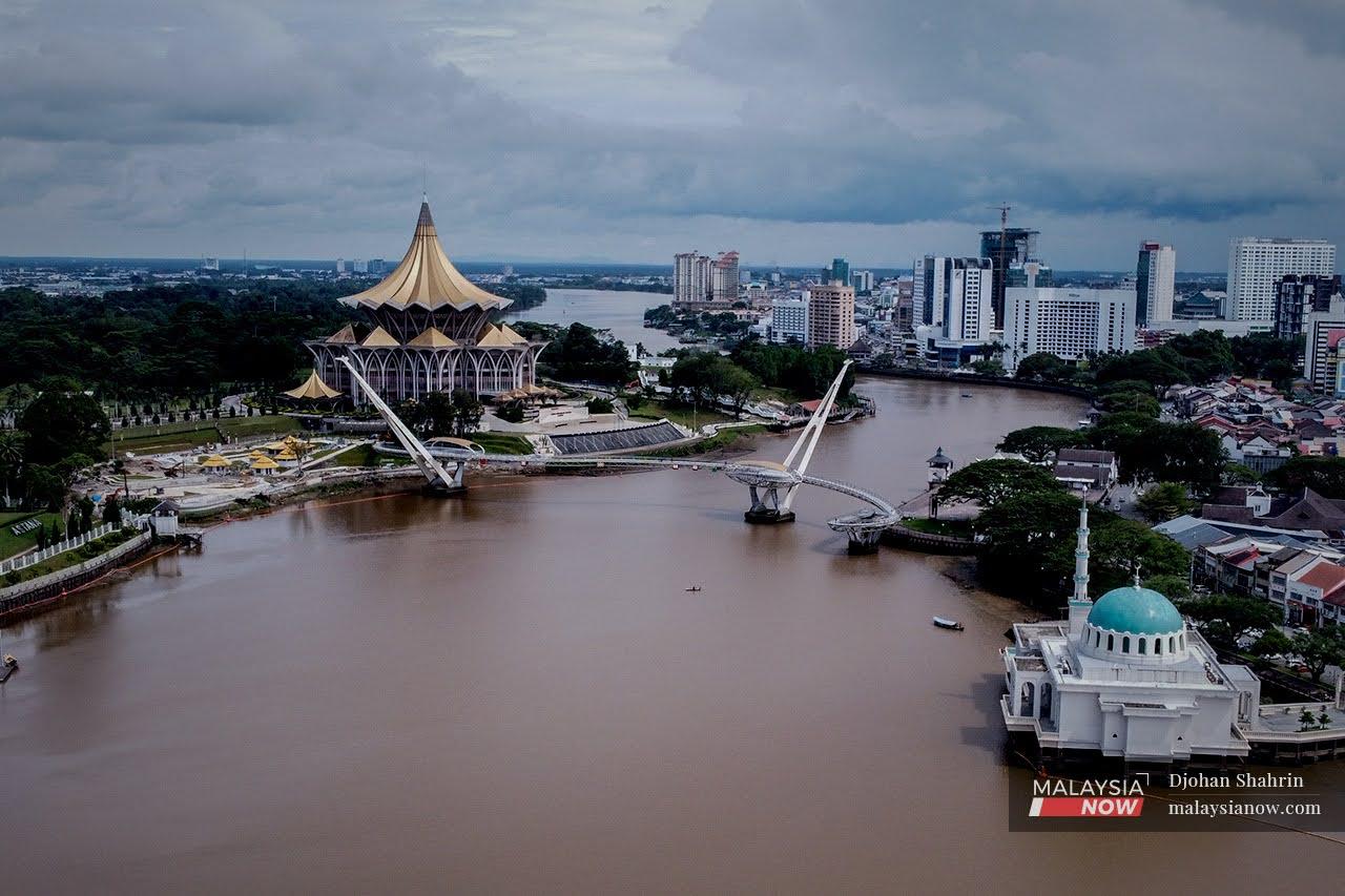Pemandangan udara Sungai Sarawak dan kelihatan Bangunan Dewan Undangan Negeri Sarawak dan Jambatan Darul Hana. Negeri itu bakal menjalani PRN 2021 pada 18 Disember ini.