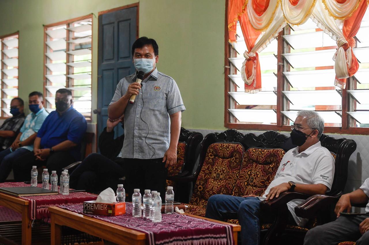 Calon bebas bagi kerusi DUN Krian, Ali Biju bersama calon Gabungan Parti Sarawak (GPS) Friday Belik (duduk,kanan) ketika berkempen secara bersemuka bersama penduduk kawasan pedalaman rumah panjang sempena PRN Sarawak. Gambar: Bernama