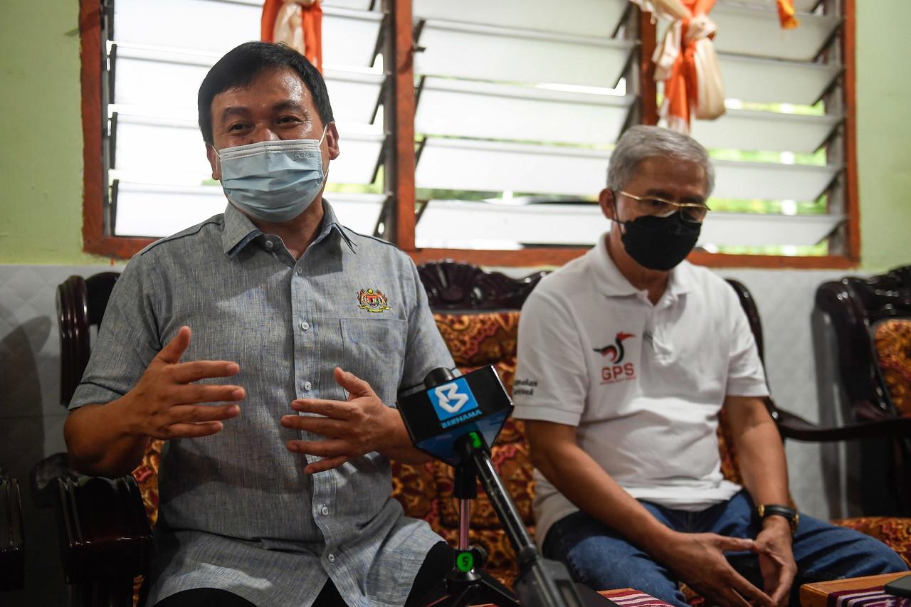 Independent candidate Ali Biju speaks alongside Gabungan Parti Sarawak's candidate for Krian, Friday Belik (right) after a joint campaign effort in Saratok. Photo: Bernama