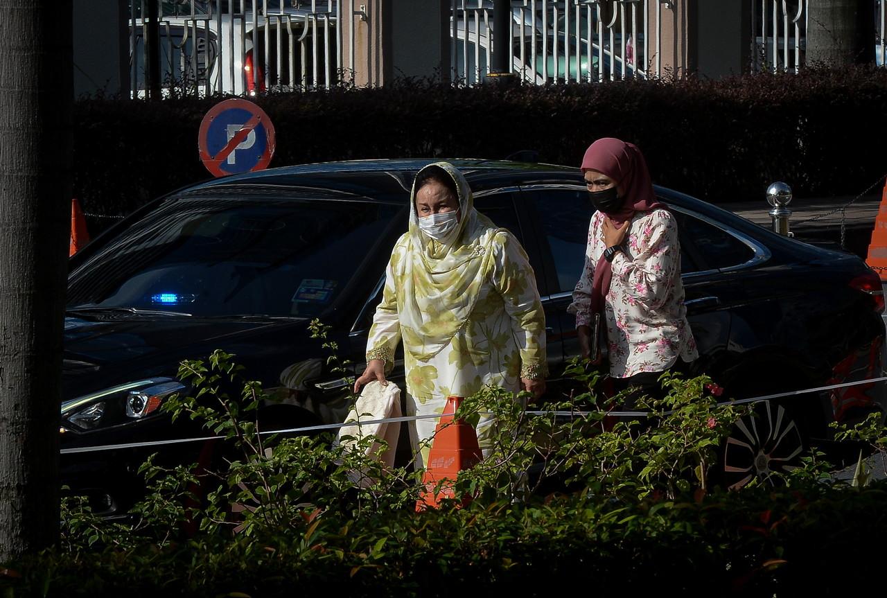 Rosmah Mansor, the wife of former prime minister Najib Razak, waits at the court complex in Kuala Lumpur today. Photo: Bernama