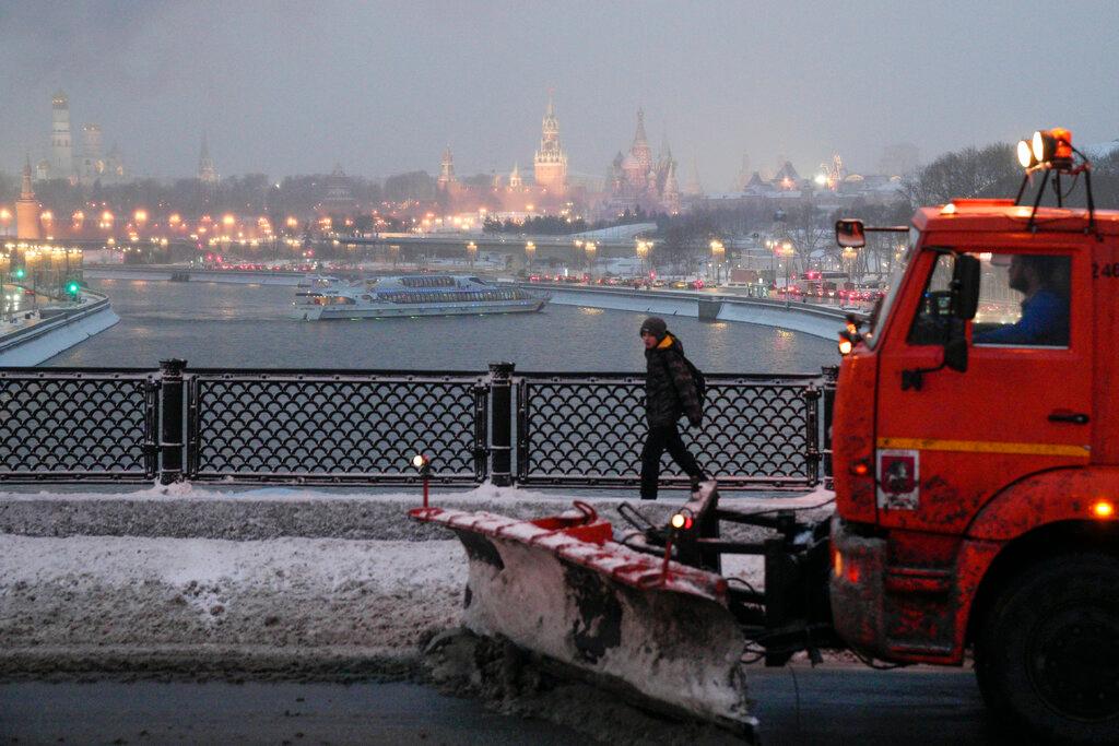 A snow plough clears snow from the roadway, the Moscow River and the Kremlin in the background, in Moscow, Russia, Dec 7. Photo: AP