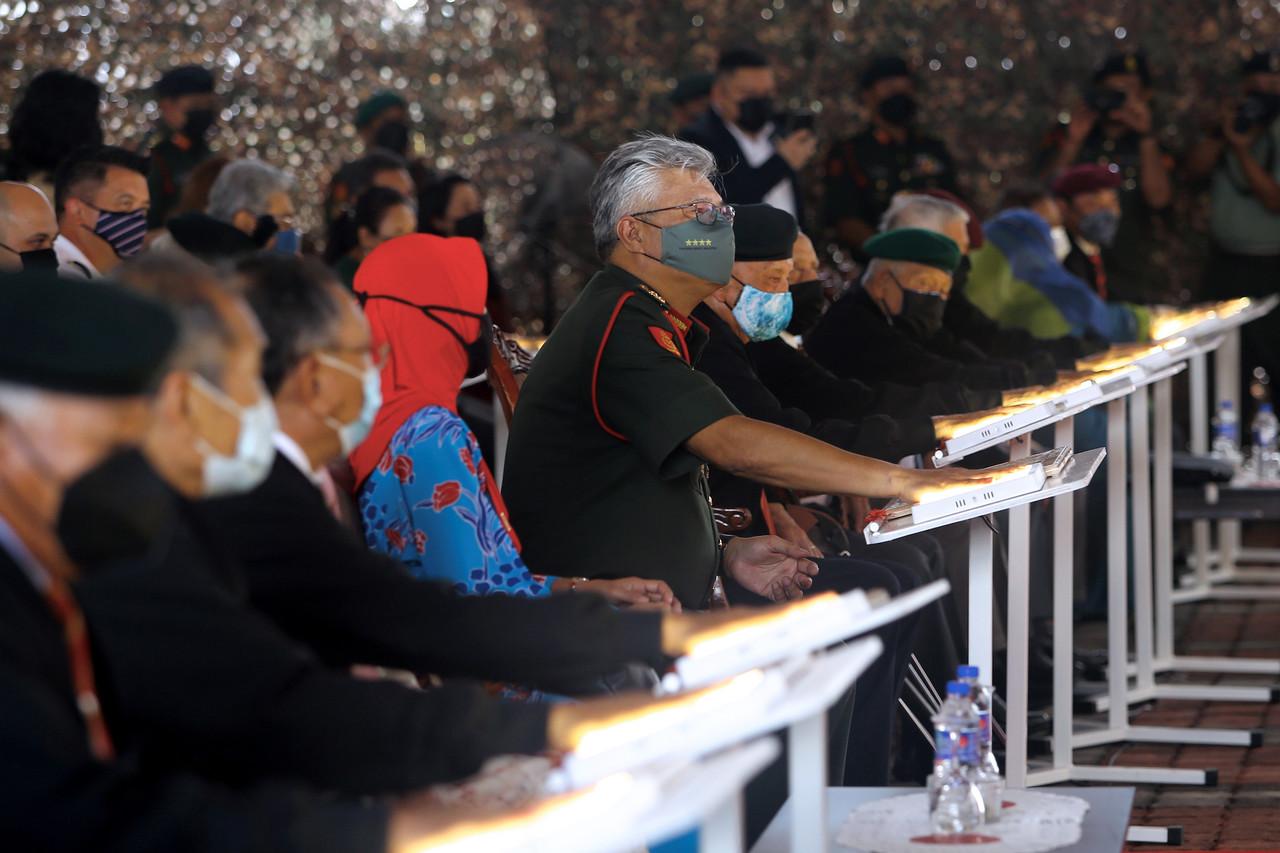 Army chief Zamrose Mohd Zain (fifth left) at the PTD (Army Chiefs) Gallery at the Army Museum in Port Dickson. Photo: Bernama