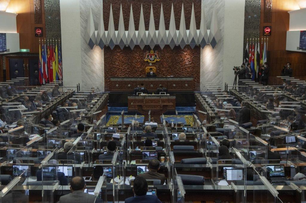 199 dari 220 ahli Parlimen menyokong RUU pindaan Perlembagaan bagi menyelarikannya dengan MA63 hari ini. Gambar: Bernama