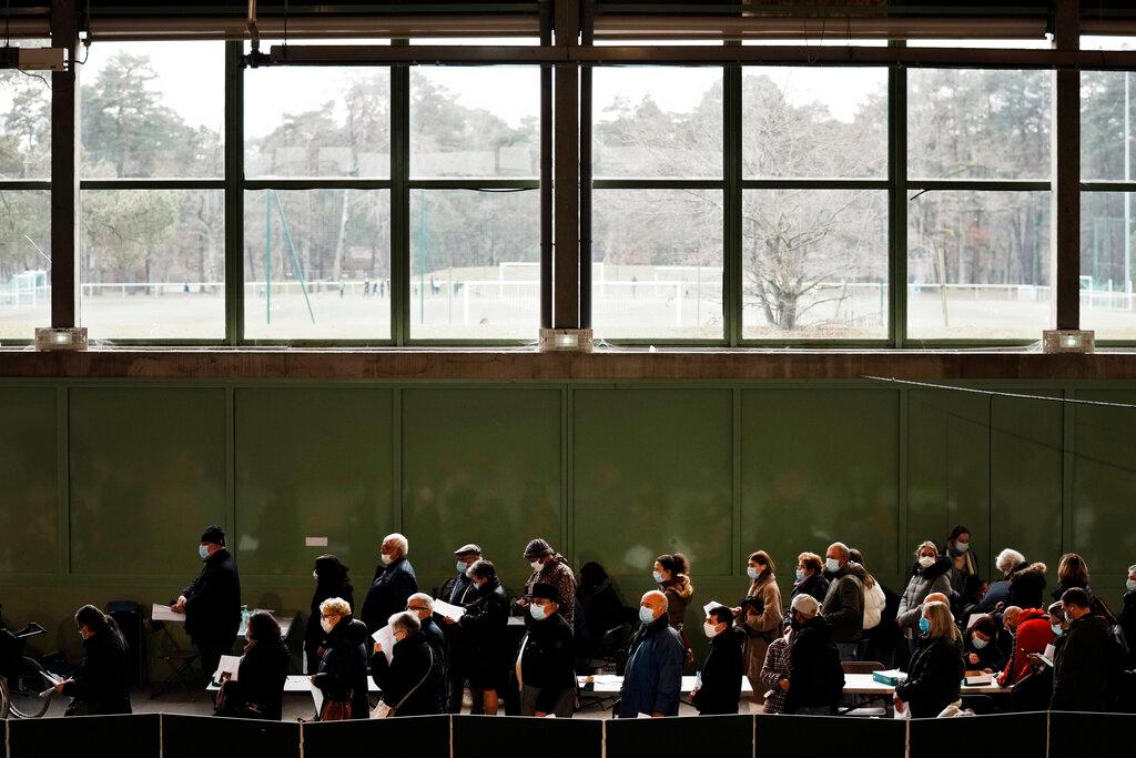 People wait to receive Pfizer's Covid-19 vaccine at a vaccination site in Fontainebleau, south of Paris, Dec 6. Photo: AP