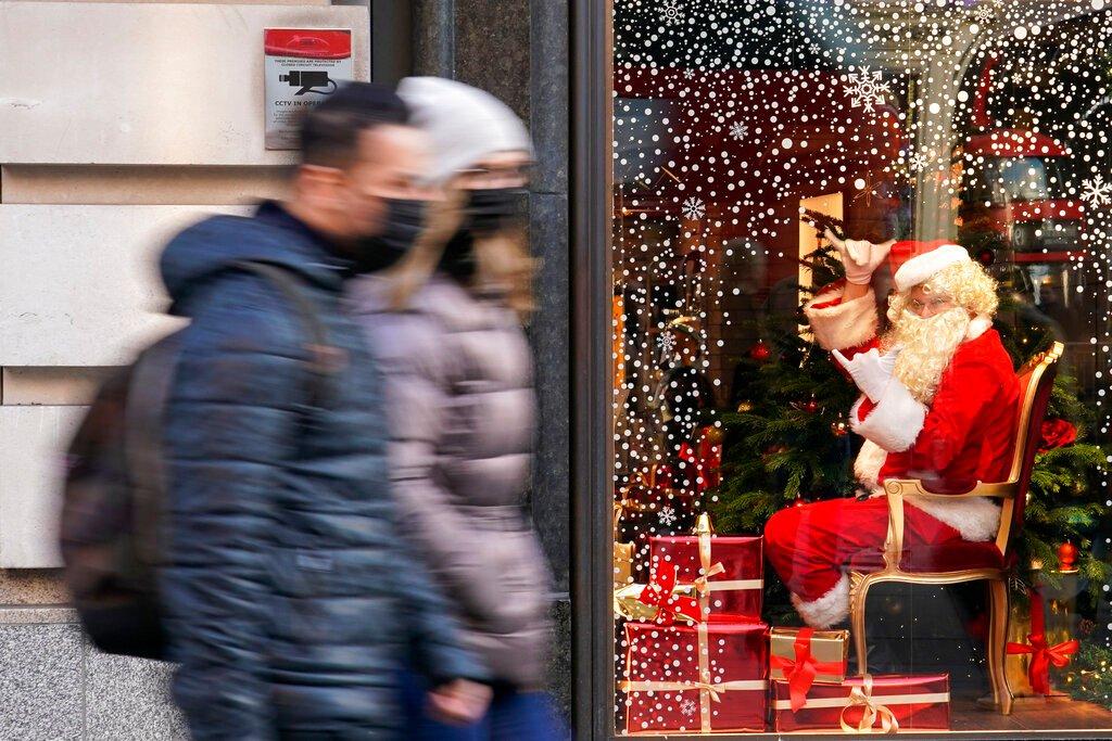 Orang ramai memakai pelitup muka bagi mengelak penularan Covid di Britain ketika negara itu bakal menyambut Krismas akhir bulan ini. Gambar: AP