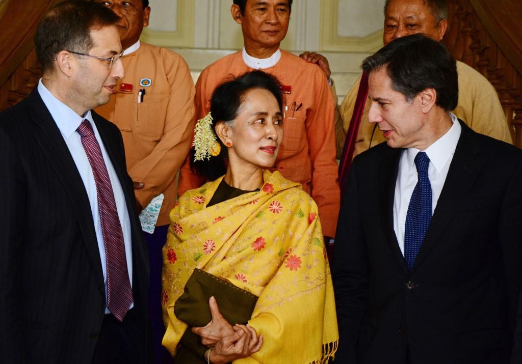 Myanmar democracy leader Aung San Suu Kyi and US Deputy Secretary of State Antony Blinken pose for a photograph at the parliament in Naypyidaw on January 18, 2016. Photo: AFP