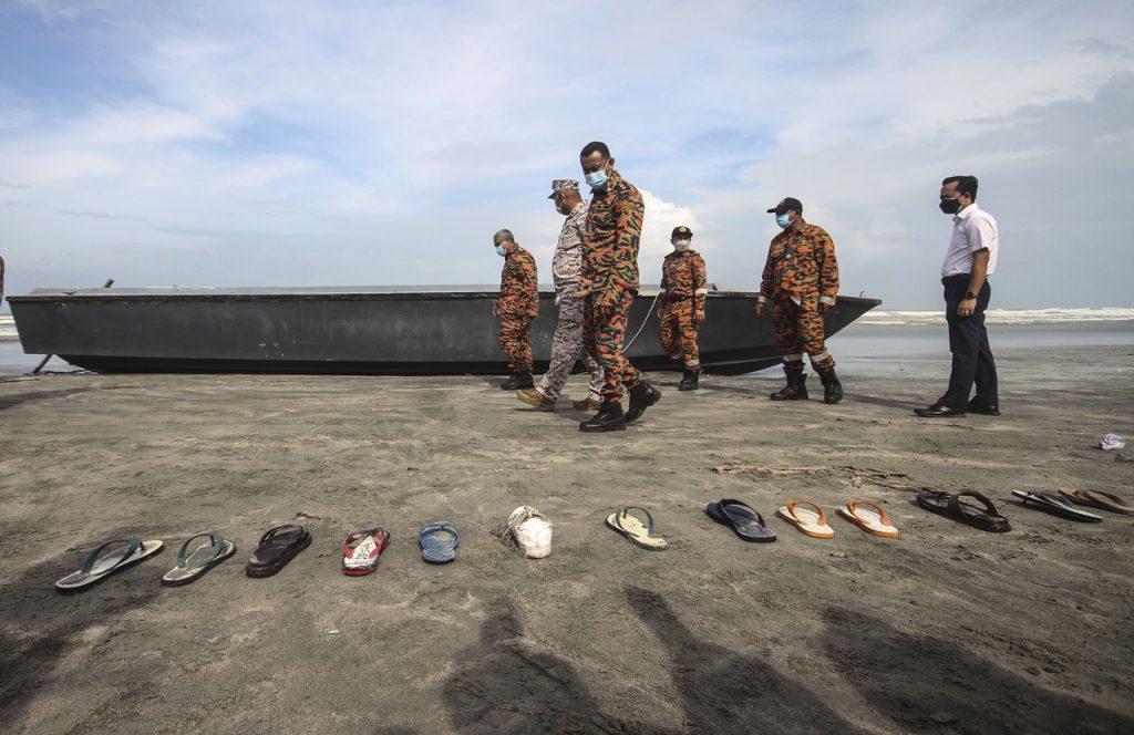 Pihak berkuasa telah menemui 16 mayat warga Indonesia yang lemas di Tanjung Balau, Johor. Bot dinaiki mereka karam dalam cuaca buruk dan ombak tinggi, pada awal pagi semalam. Gambar: Bernama