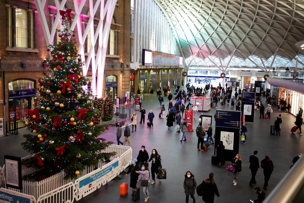 People walk past a Christmas tree in King's Cross train station, in London, the Eurostar hub to travel to European countries including France, Dec 17. Photo: AP