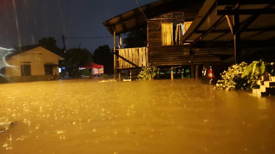 Hujan lebat daripada semalam telah menyebabkan air naik di sekitar kawasan Klang. Gambar: Facebook