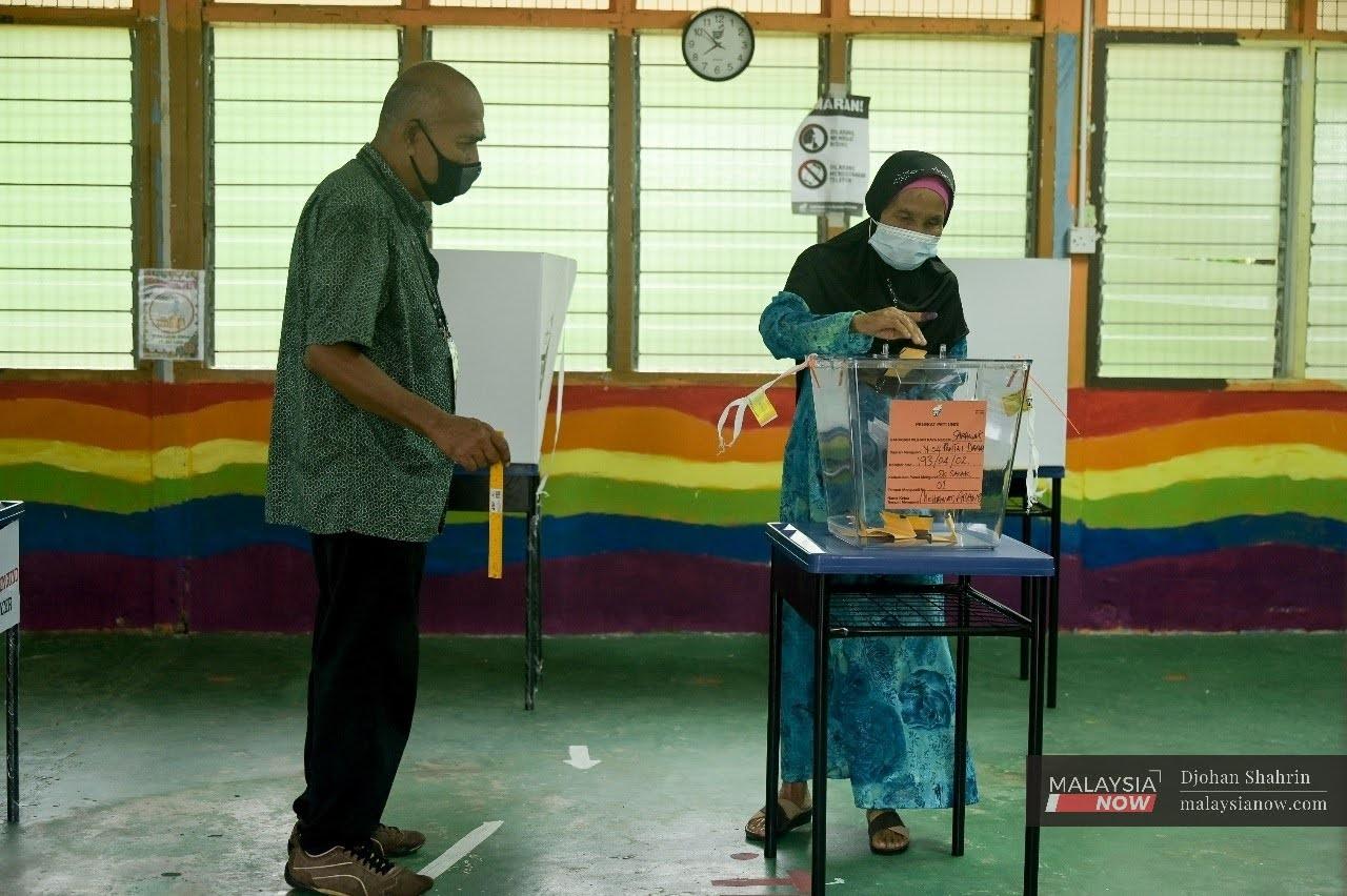 Pengundi membuang undi di pusat pengundian Sekolah Kebangsaan Pulau Salak. Sebanyak 500 penduduk di sini menjalankan tanggungjawab sebagai pengundi bagi PRN Sarawak.