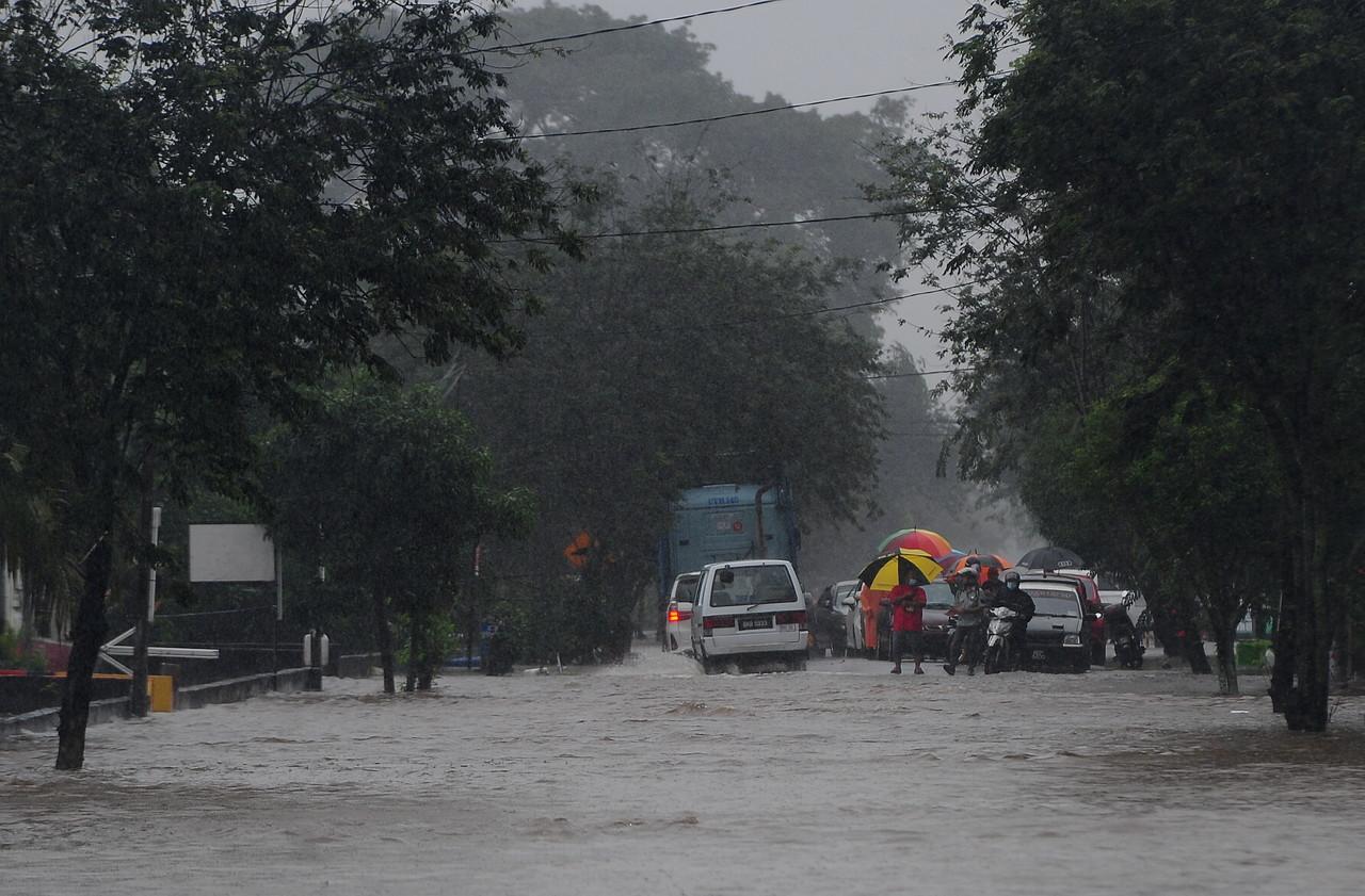 Keadaan banjir di Kampung Jalan Kebun Seksyen 30, Klang hari ini. Gambar: BernamaKeadaan banjir itu berlaku ekoran hujan lebat sejak semalam.--fotoBERNAMA (2021) HAK CIPTA TERPELIHARA