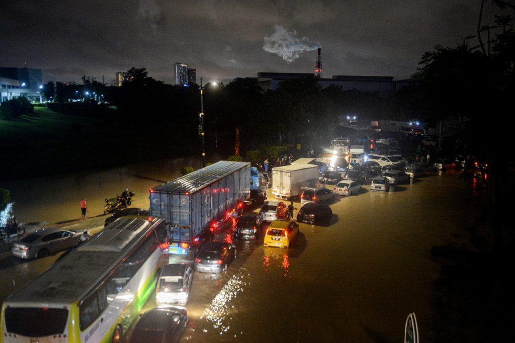 Antara suasana kenderaan yang terkandas di kawasan banjir di Lembah Klang, Selangor. Gambar: Bernama