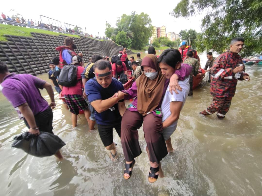 Antara penduduk Bukit Lanchong, Subang Jaya yang diselamatkan selepas terperangkap banjir susulan ban pecah di kawasan itu.