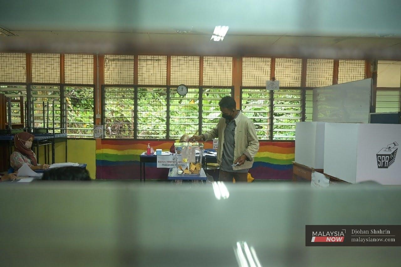 A man casts his vote at the SK Pulau Salak polling centre in Sarawak yesterday.