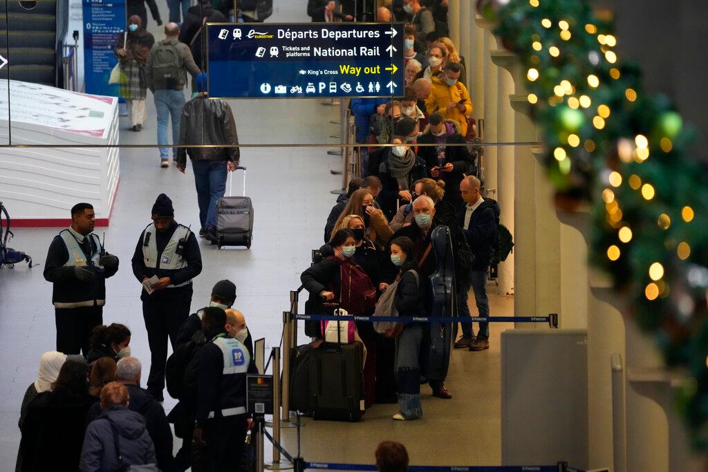 People queue up to travel on trains at London St Pancras International rail station, in London, the Eurostar hub to travel to European countries including France, Dec 17. Photo: AP
