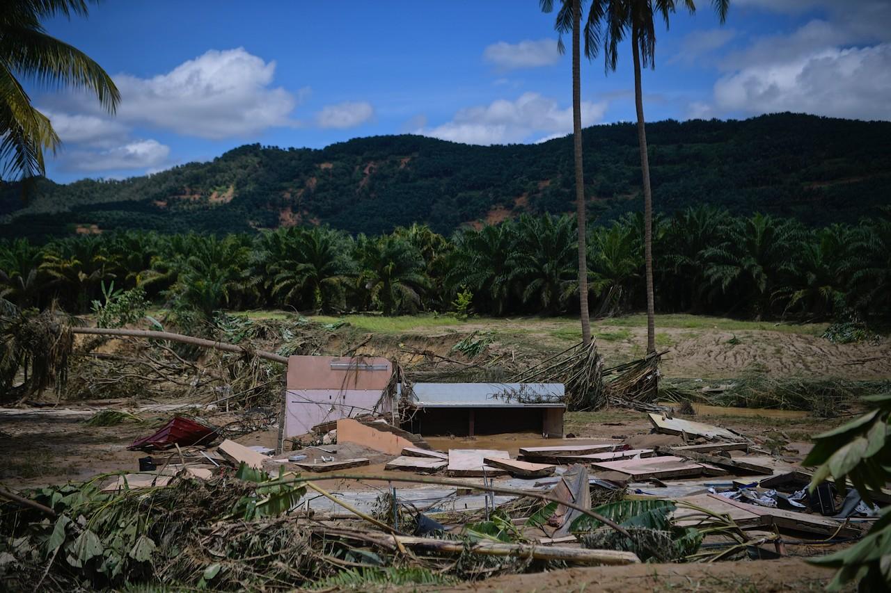 Rakaman gambar sebuah rumah yang musnah akibat banjir lumpur di Sungai Telemong, Pahang. Gambar: Bernama